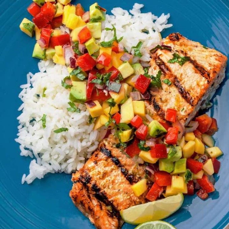 Gegrillter Lachs mit Reis und Avocado-Mango-Salsa