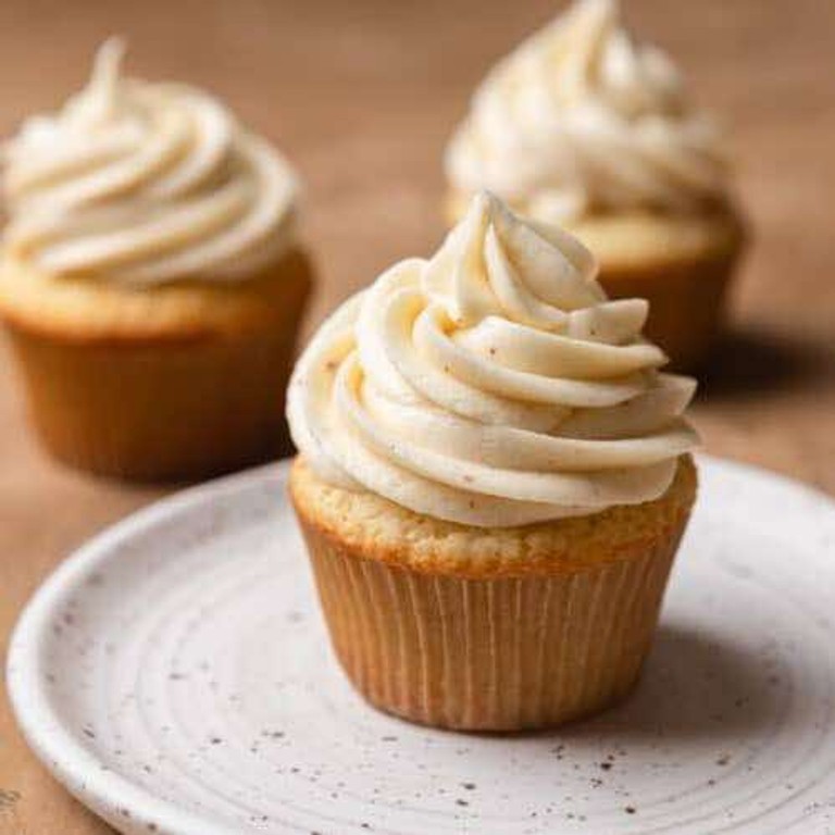 Moist Vanilla Cupcakes with Oil