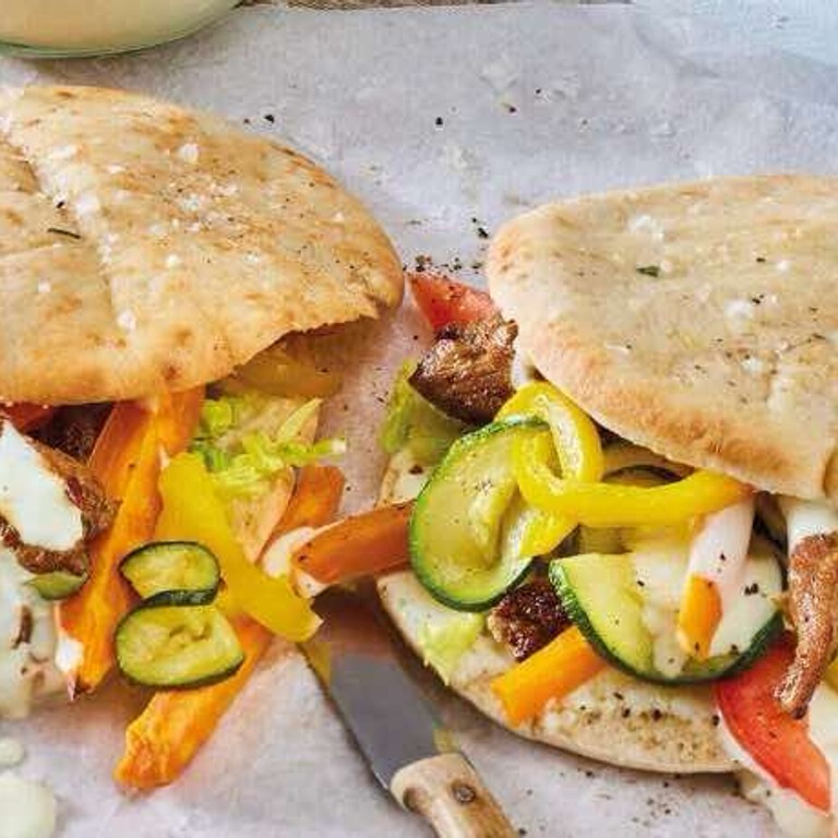 Pita mit Gyrosfleisch, Ofengemüse und Honig-Senf-Dip