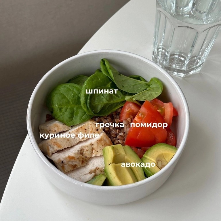 Куриное филе на пергаменте с зеленой гречкой