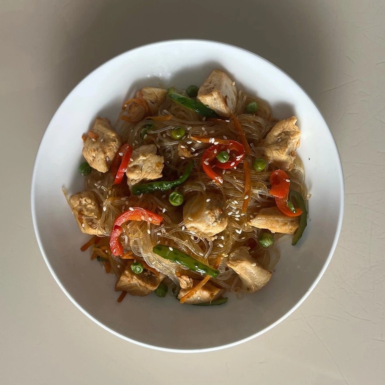 Фунчоза с курицей и овощами