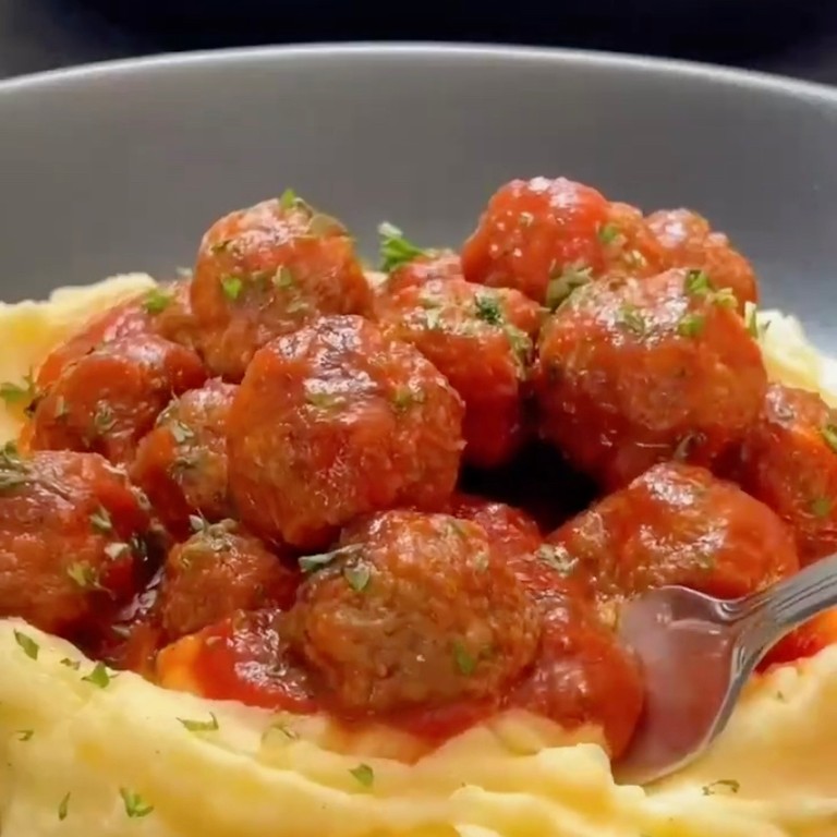Митболы в томатном соусе с пюре