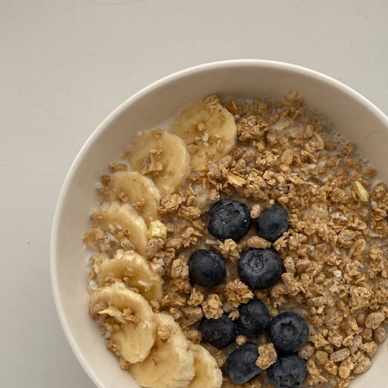 Овсяная каша с голубикой и бананом