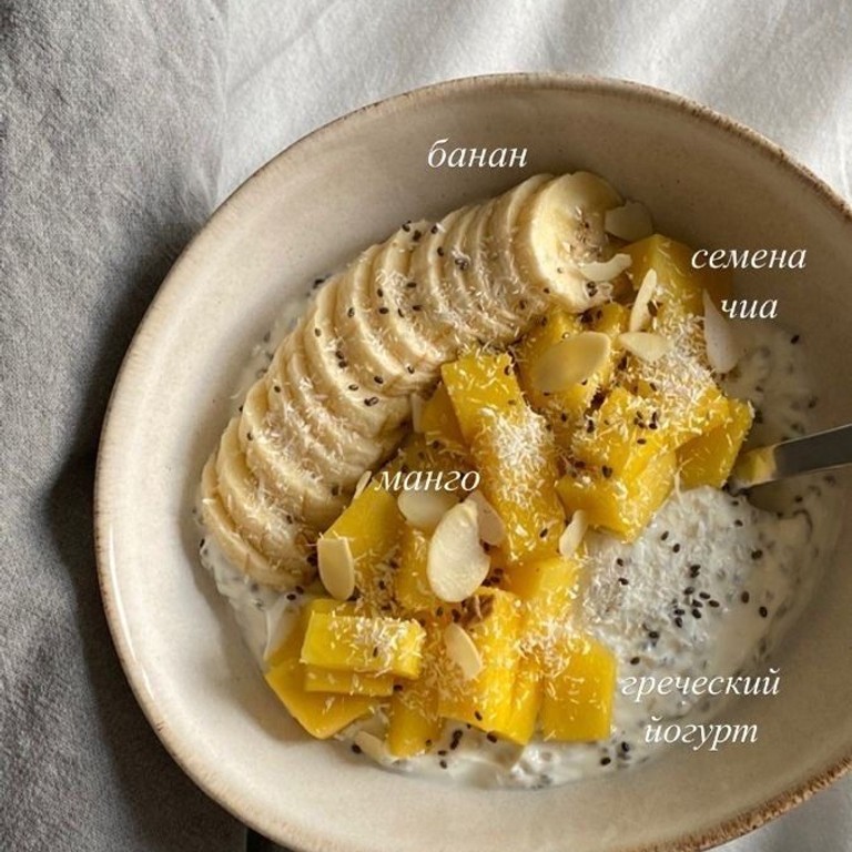 Греческий йогурт с чиа, кокосовий стружкой и бананом