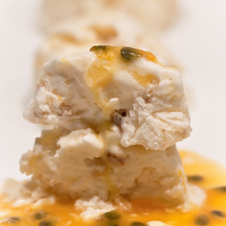 Nougat Glacé mit Passionsfrucht-Sauce