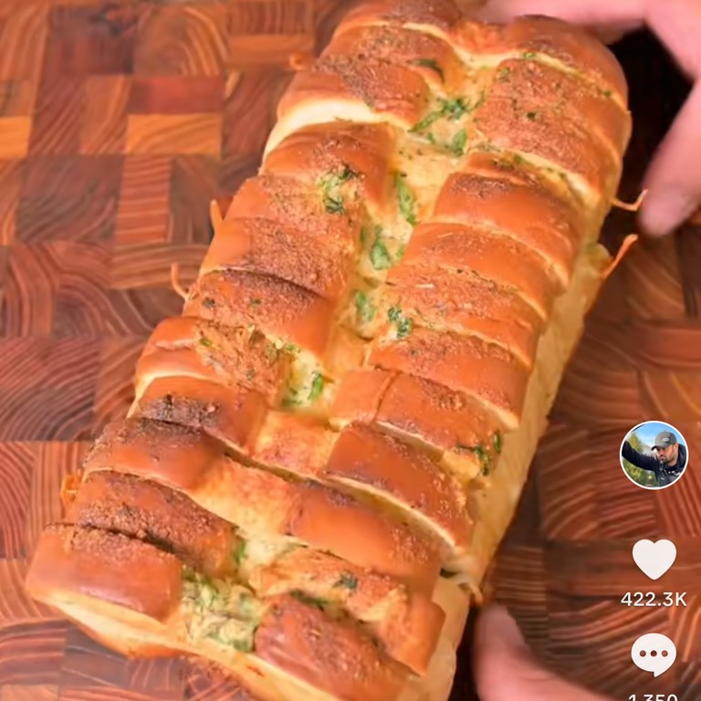 Cheesy Garlic Pull Apart Bread! Recipe