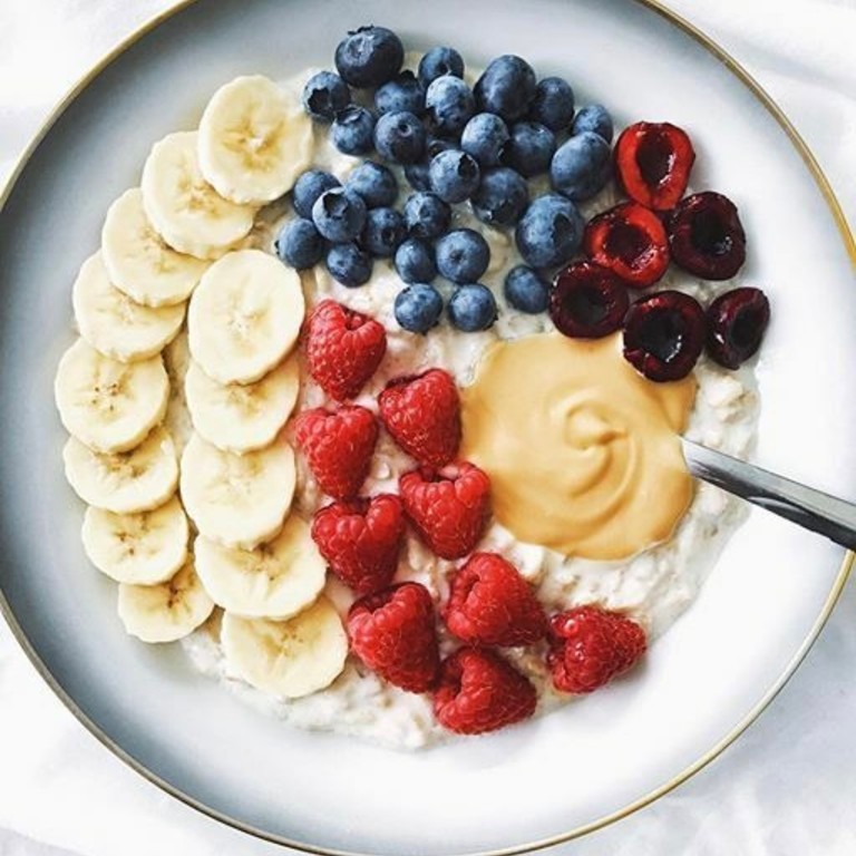 Cooked oats with Berries, Bananas and Peanut butter