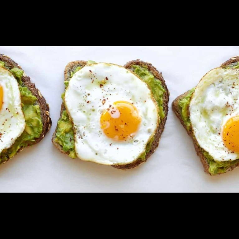 Avocado eggs toastie