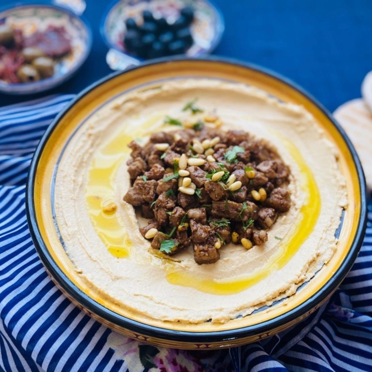 Hummus with minced beef