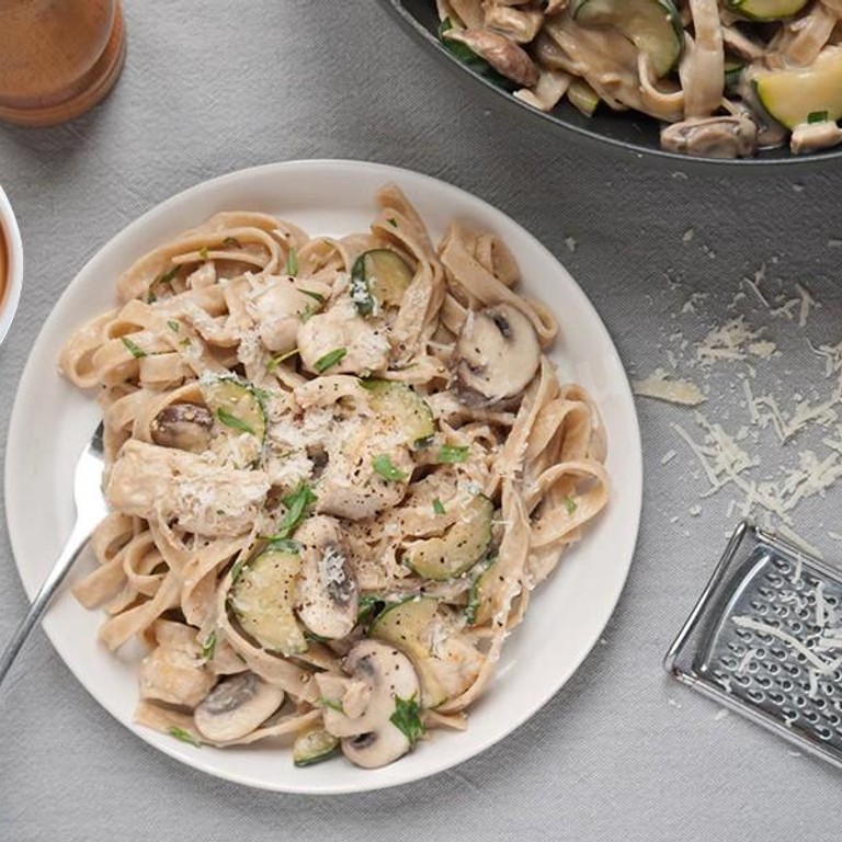 Паста с грибами, курицей и сливочным соусом