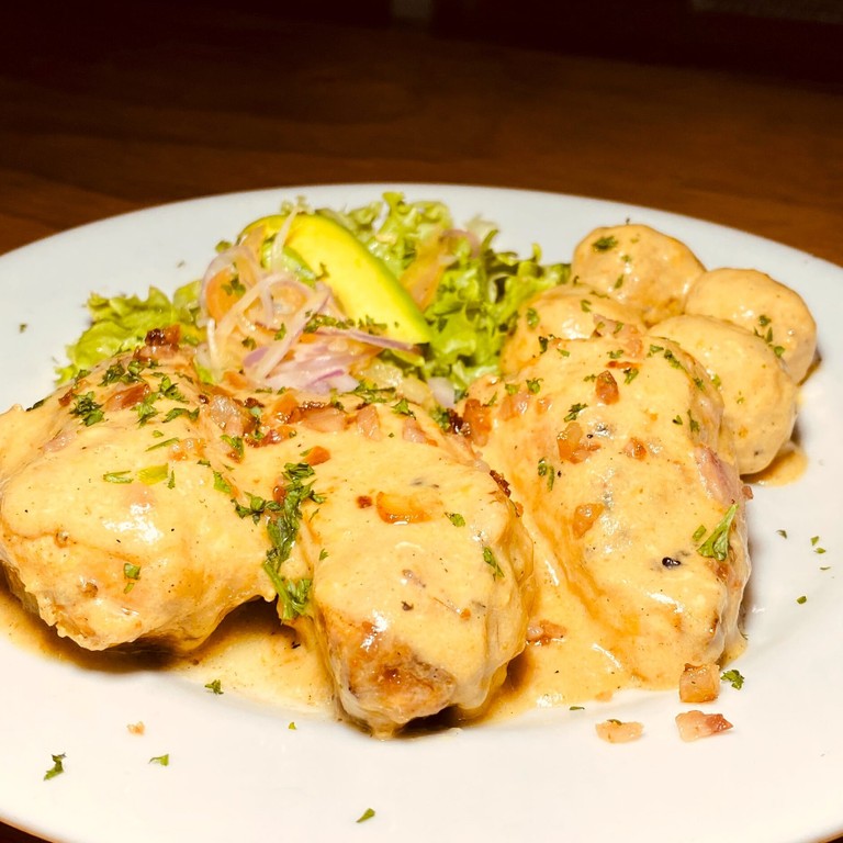 Pollo a la mexicana con salsa de queso