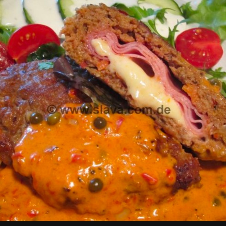 Gefüllte Saftige Pljeskavica an Ajvar-Pfeffersauce