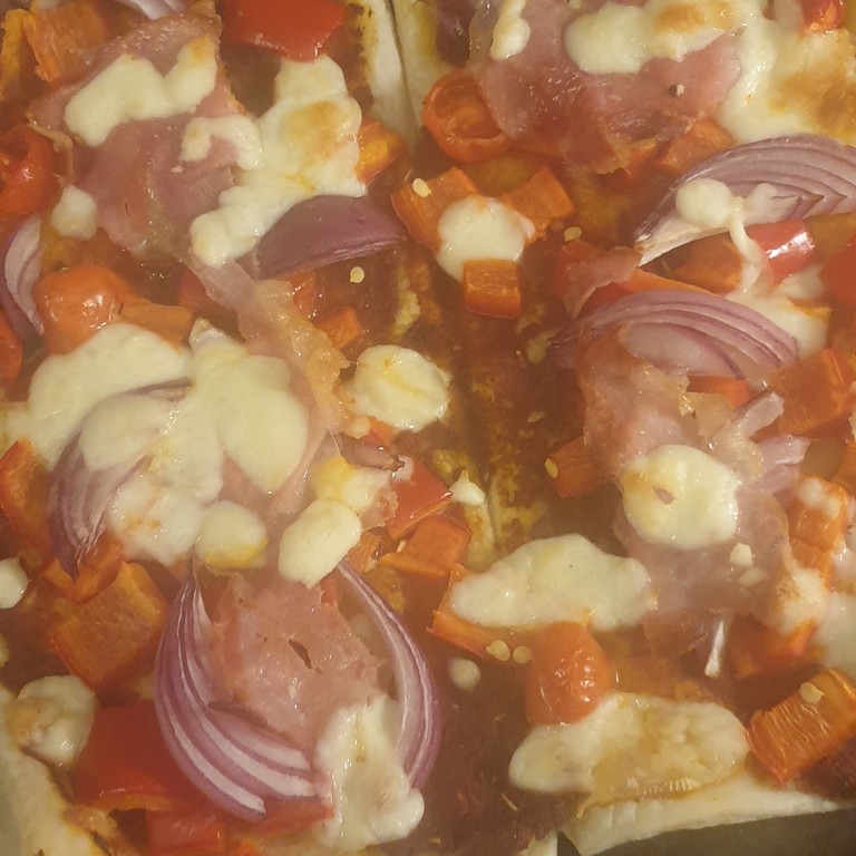 Blätterteig-Pizzaschnitten mit Schwarzwälder Schinken und Käse