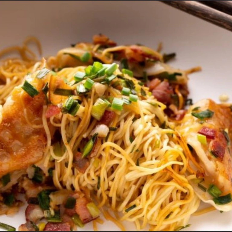 Fideos con Dumplings Fritos en Tocino