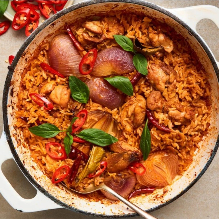 Bandeja de Pollo al Curry Rojo Tailandés con Arroz
