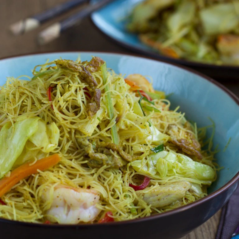 Fideos thai de arroz fritos con curry