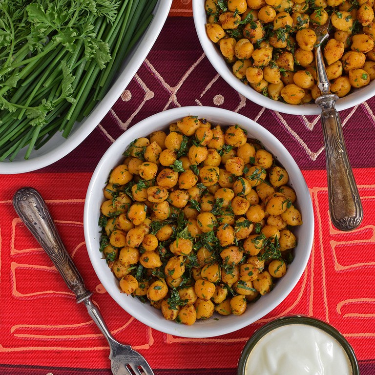 Garbanzos crujientes con hierbas frescas