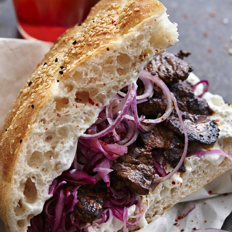 Kebab mit Kraut und Fladenbrot