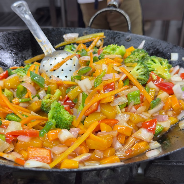 Pollo Rebozado y Salteado con Vegetales