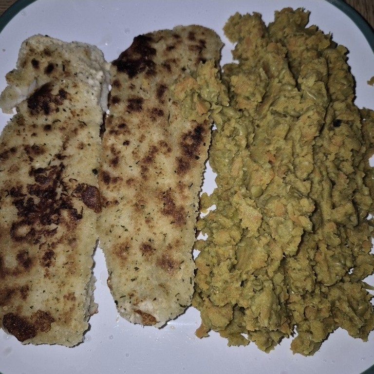 Erbsen Karotten Püree mit Fisch