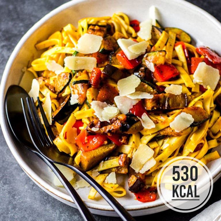 Nudeln mit mediterranem Gemüse und fruchtiger Tomatensauce-Vinaigrette