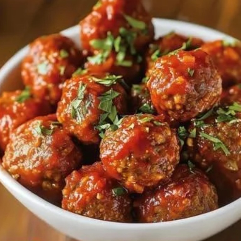 Vegane Linsen- & Haferbällchen in Tomatensauce