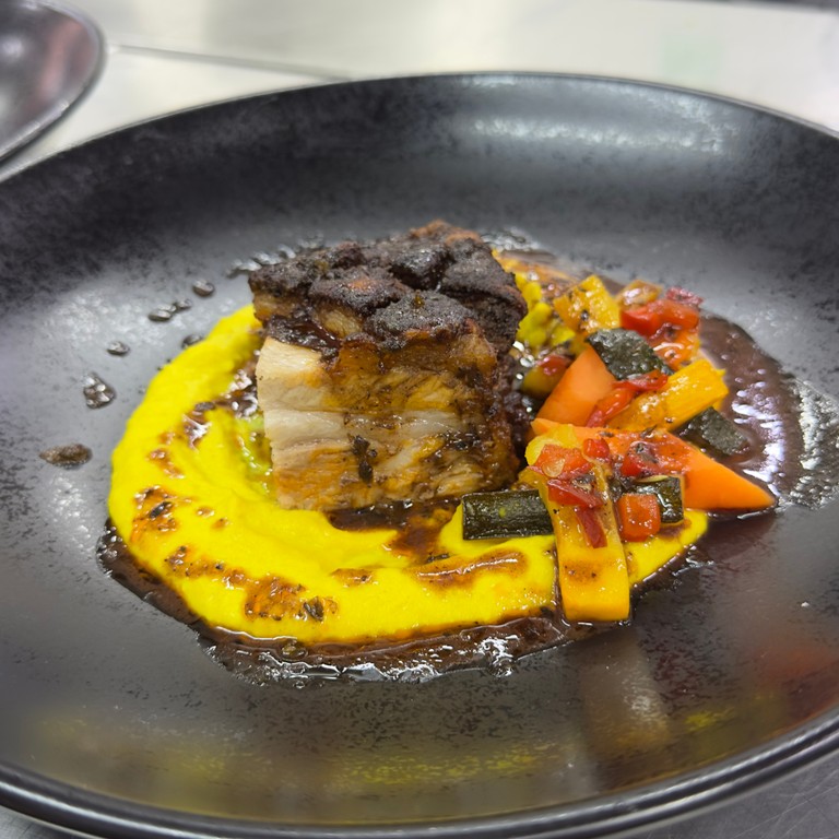 Costillas De Cerdo, Demiglace De Vino Tinto, Puré De Choclo Dulce, Vegetales Glaseados