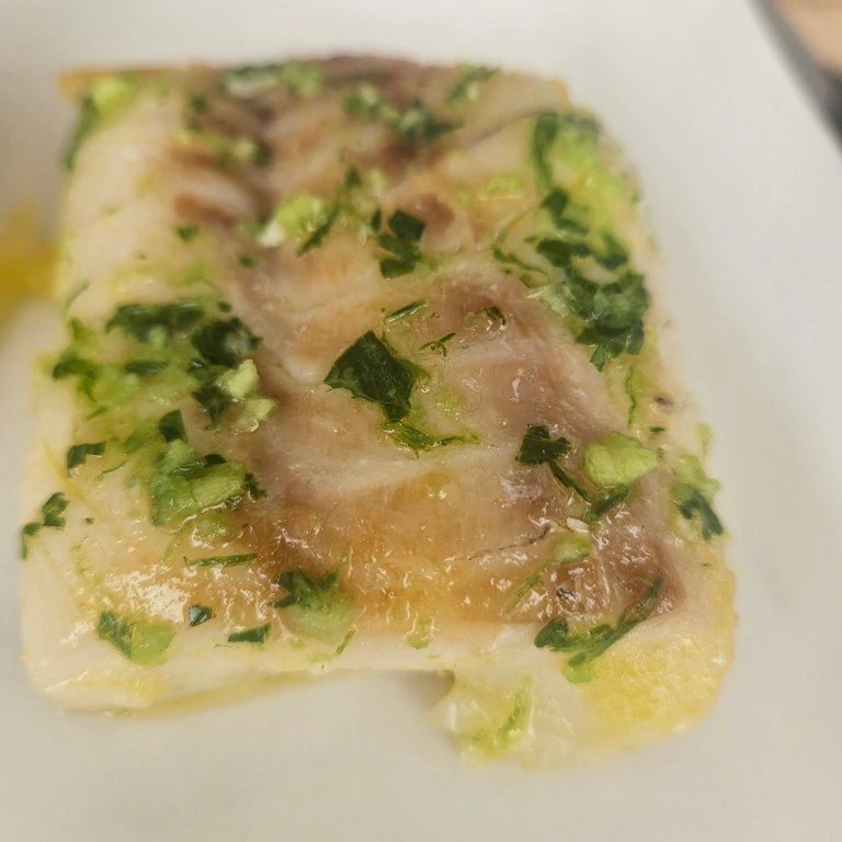 Perfekt gebratener Pazifischer Kabeljau mit Kräuterbutter
