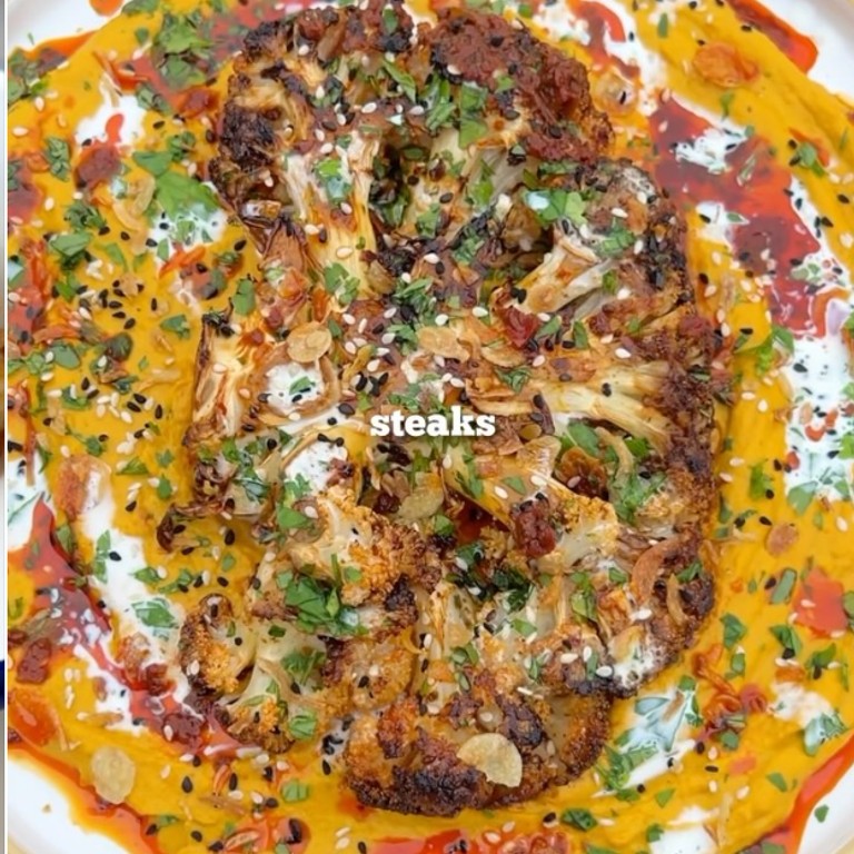 Steak de chou-fleur à la harissa & crème de carottes caramélisées
