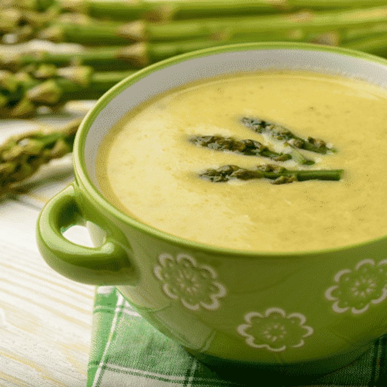 Vichyssoise De Espárragos, Fondeau De Queso, Crumble De Tocino, Aceite De Cebollín