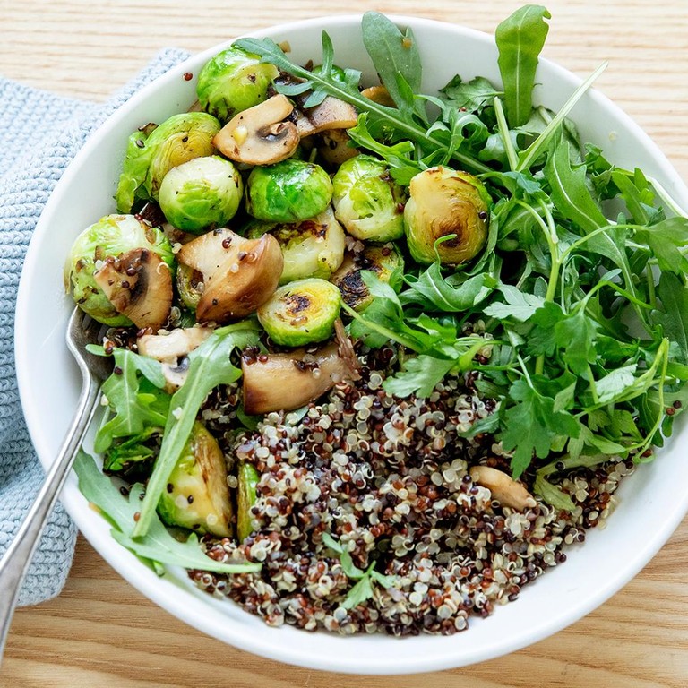 Quinoa mit Pilzen, Rosenkohl und Rucola