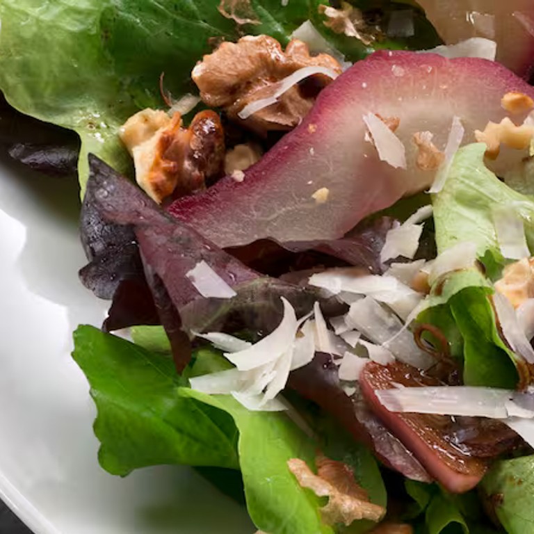 Ensalada de Hojas Verdes con Peras al Oporto