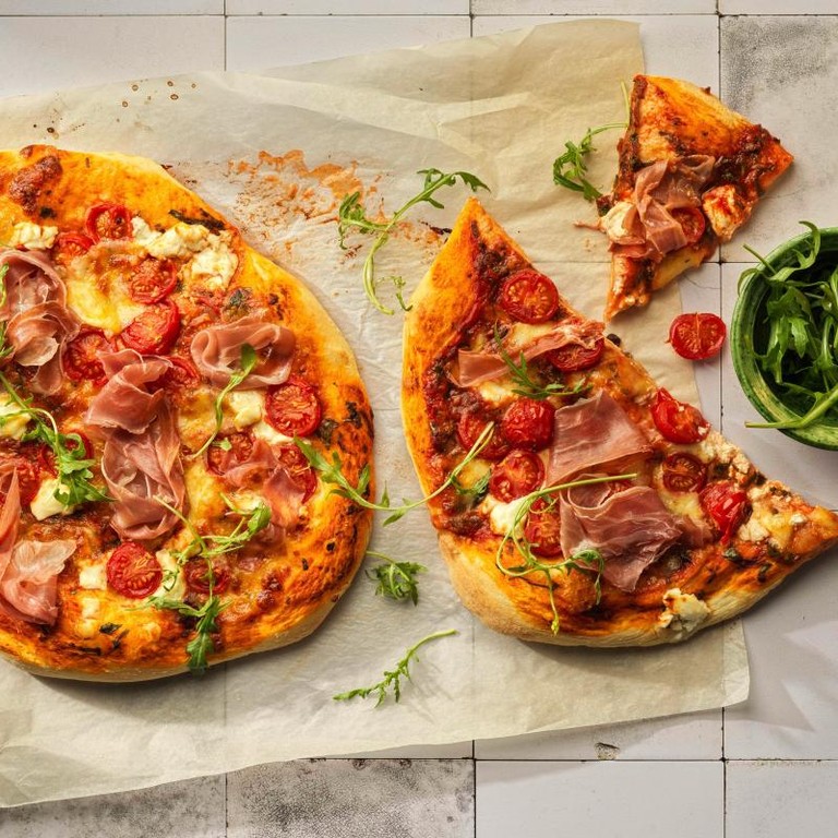 Pizza au mascarpone et au jambon cru