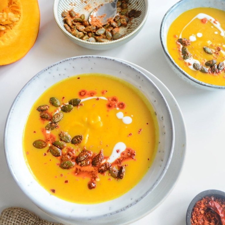 Masala Kürbis Suppe mit Kokosmilch und knusprigen Kernen