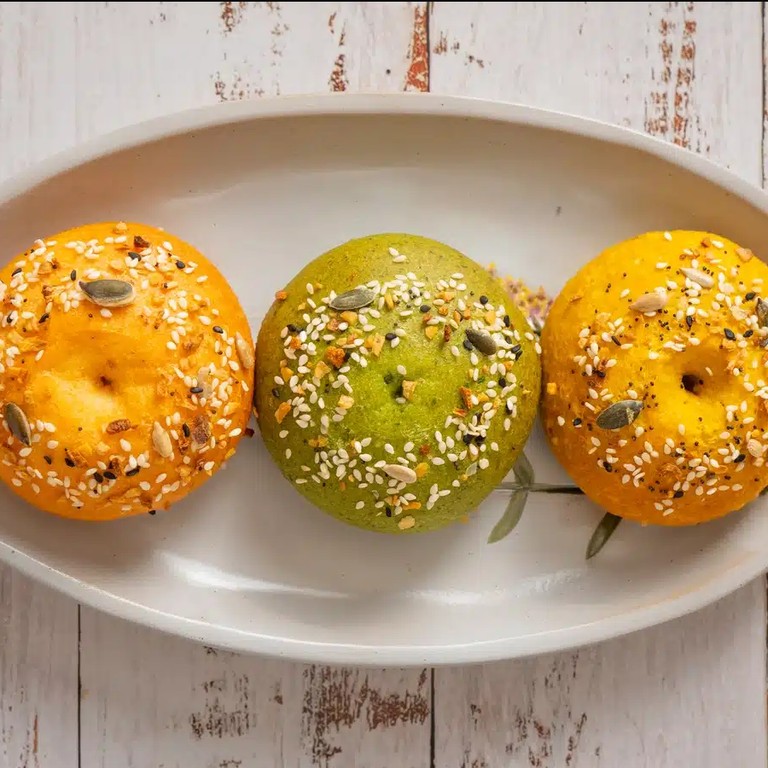 Proteinreiche Linsen-Bagels: Rote, Grüne & Gelbe Variationen