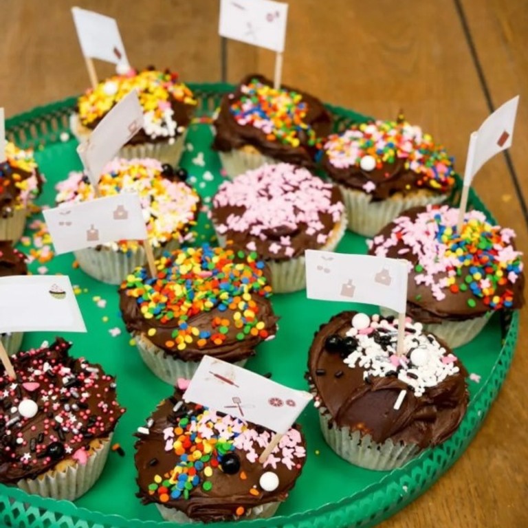 Cupcakes met chocolade en vrolijke toppings