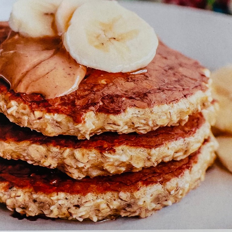 Oatmeal pancakes met banaan en pindakaas