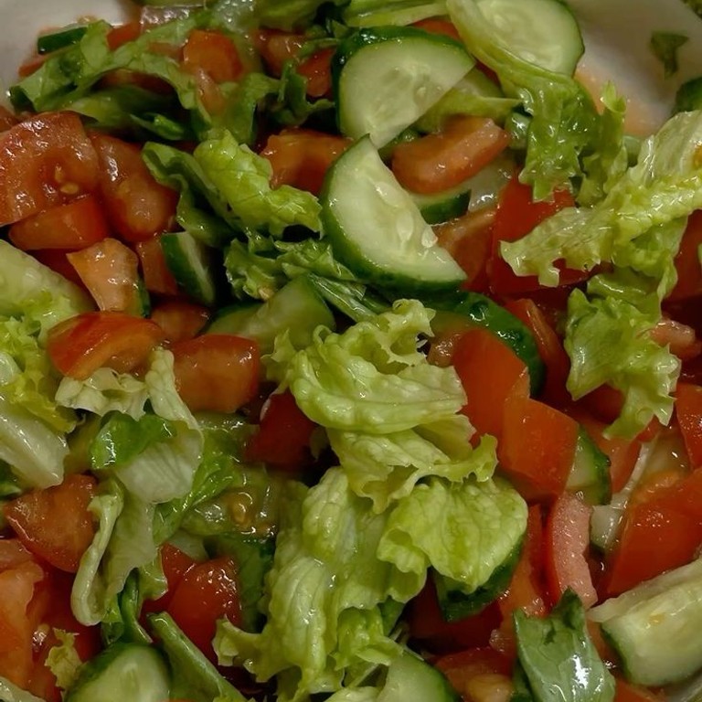 Fast Greek salad with chips