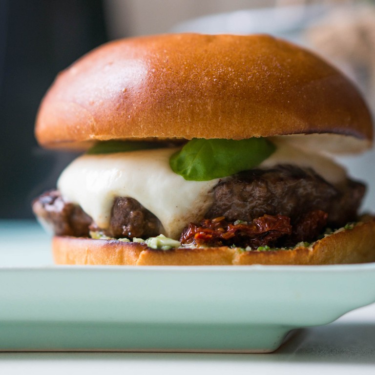 Pestoburger met zongedroogde tomaten en mozzarella