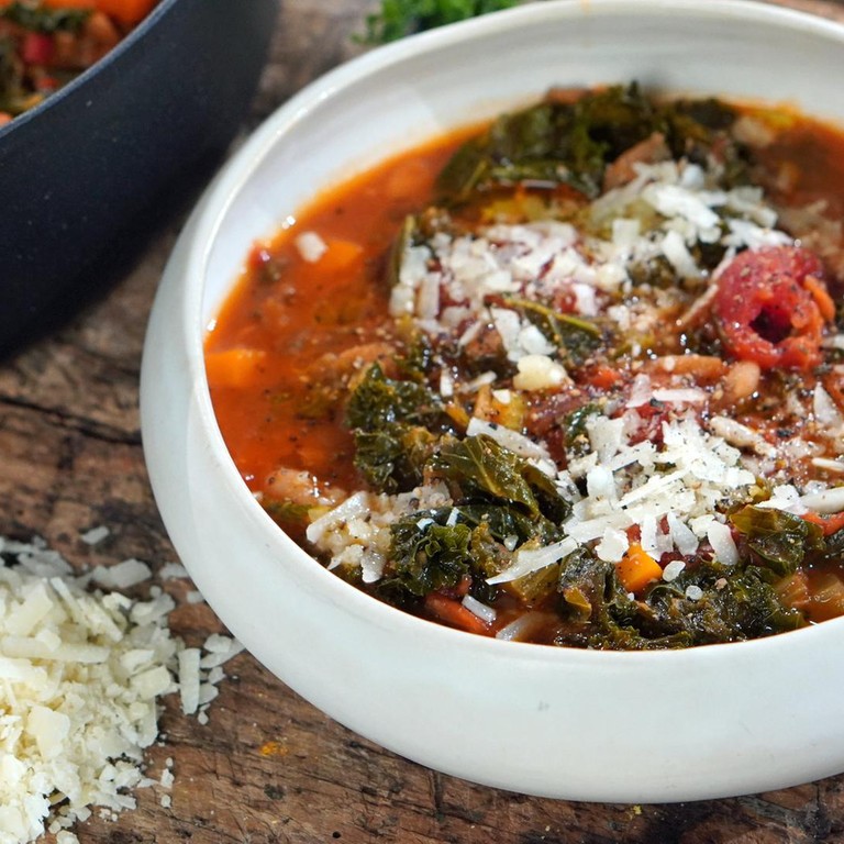 Ribollita: Toskanische Bohnensuppe mit Grünkohl