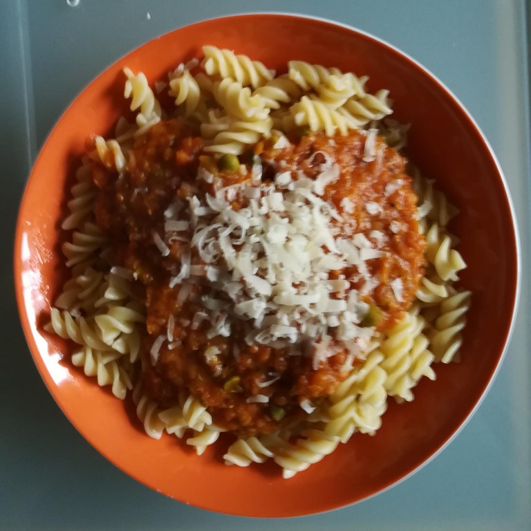 Schnelle Linsenbolognese mit detaillierten Arbeitsschritten