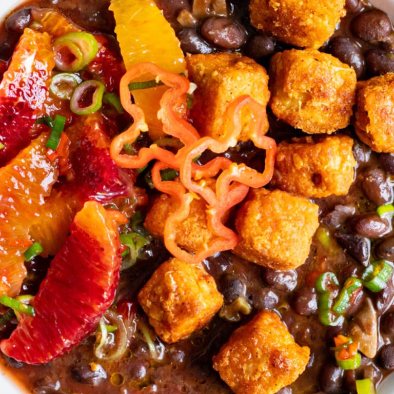 Knuspriger Tofu mit Rauchigen Schwarzen Bohnen & Würziger Orangen-Salsa