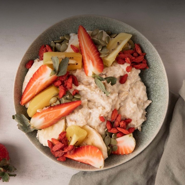 Proteinrik vaniljgröt med frukt- och bärtopping
