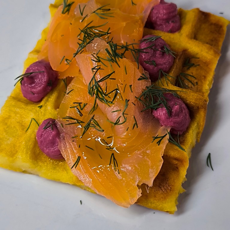 Gofres de Patata con Salmón, Hummus de Remolacha y Gel de Limón