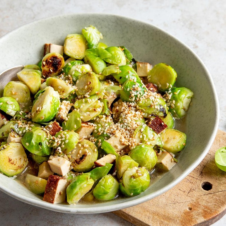 Rosenkohl-Curry mit Räuchertofu aus dem Wok