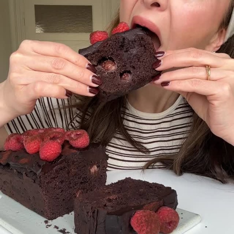 Chocolate Brownie Kuchen mit Himbeeren