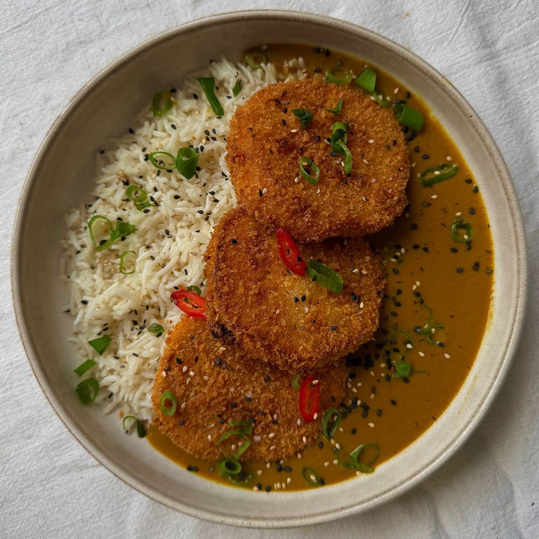 Vegetarisches Katsu mit vakuum-mariniertem Gemüse