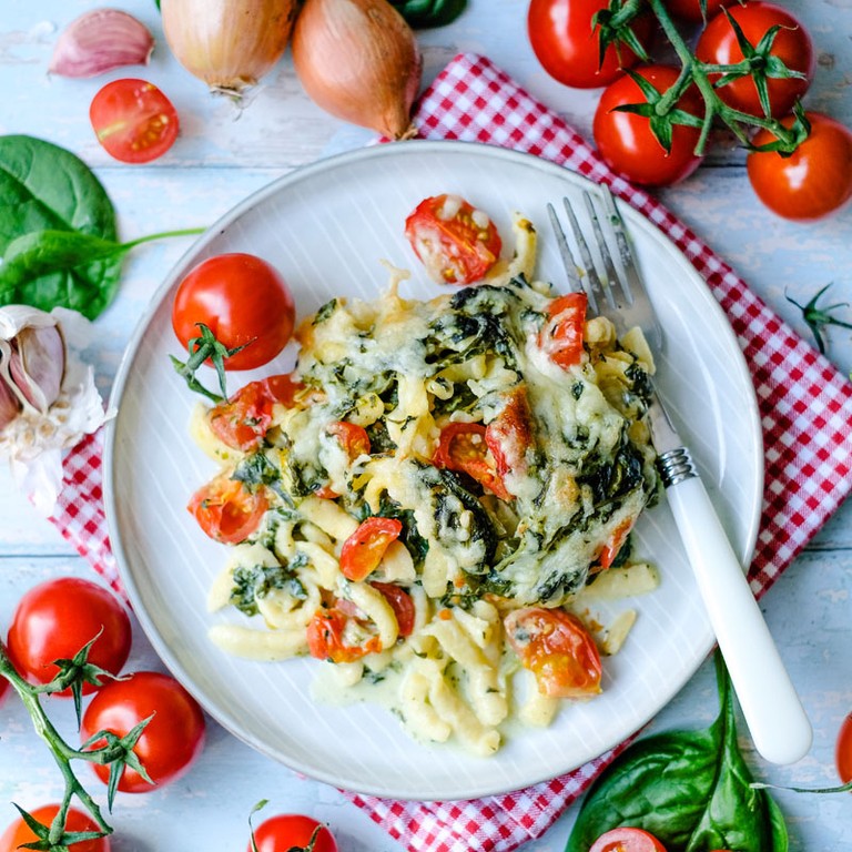 Spätzleauflauf mit Blattspinat und Kirschtomaten