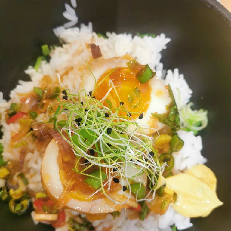 Koreanische marinierte Eier mit Reis (Mayak Eggs)