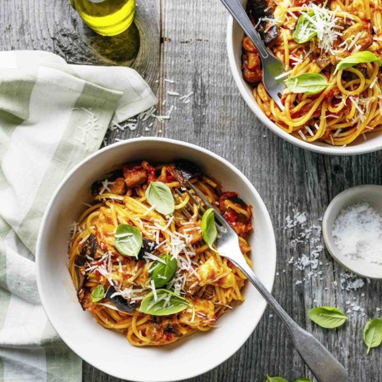 Spaghetti an Tomaten-Auberginen-Mozzarella Sauce